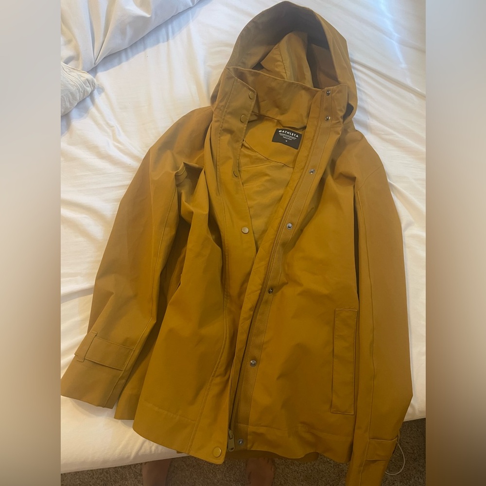 Athleta Sutra Rainout size Medium in golden yellow cooor